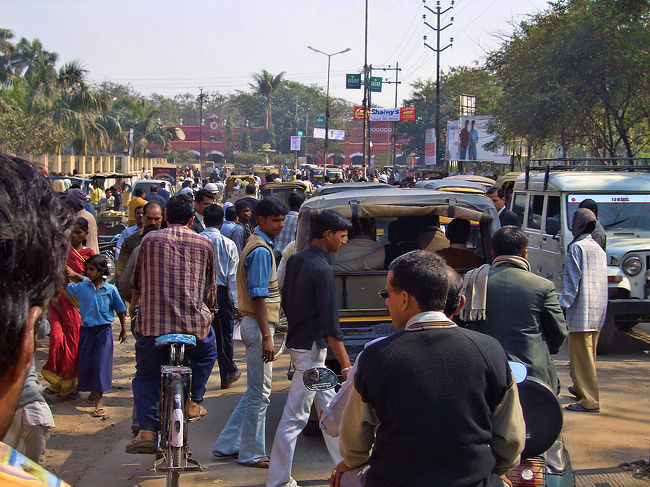 リキシャの男がここだ、という所で降りた場所は、とてもバス停という雰囲気ではない。<br /><br />しかし何だか訳のわからないうちに、乗り合い3輪車のすでに地元民ばかりが乗っている狭いぎゅうぎゅう詰めの荷台に押し込まれました。<br />運賃はRs10(\30)と安いけど。<br /><br />荷台には9人が詰め込まれ屋根の上にも4人が乗っていて、これでブッダガヤまでの約30分、途中でひっくり返らないかと心配しながらオンボロ道を揺られていきました。