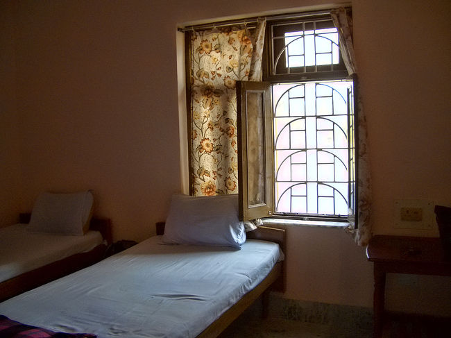 ガヤから南へ約16kmに位置するブッダガヤに何とか無事に着いて車を降りると、今度は日本語を話すインド人が近づいてきました。<br />日本人はいいカモだからインド人はそれを見逃さない。<br />もちろん悪い人ばかりではないけど、自己責任での判断が必要になります。<br /><br />男は寺院の近くで土産物店を出しているとのことで何か買い物をしてもらいたいのが本音なんでしょうが、宿を探していると言うと、ブッダガヤ中心地の私も目星をつけていたゲストハウスに案内してくれました。<br /><br />しかし値段が高くて折り合わず、2軒目に案内された「ラフール・ゲストハウス(Rahul Guest House)」は1泊Rs300(\900)だったのでそこに決めました。