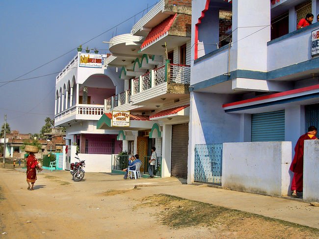 右奥の白い建物がラフール・ゲストハウス(Rahul Guest House)で、値段の割にはなかなかきれいな部屋でした。<br /><br />しかし水シャワーなので、この時期、浴びるのにちょっと気合いがいります。