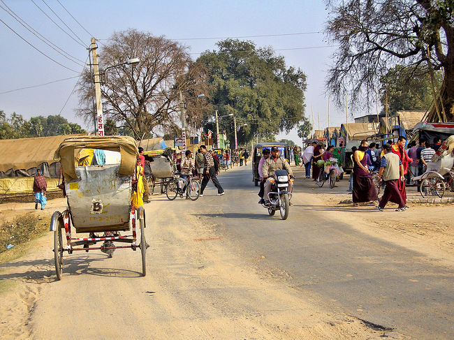 14時過ぎにホテルを出て、仏教最大の聖地ブッダガヤを歩きます。<br />近くにチベット僧院やスリランカ寺がありました。