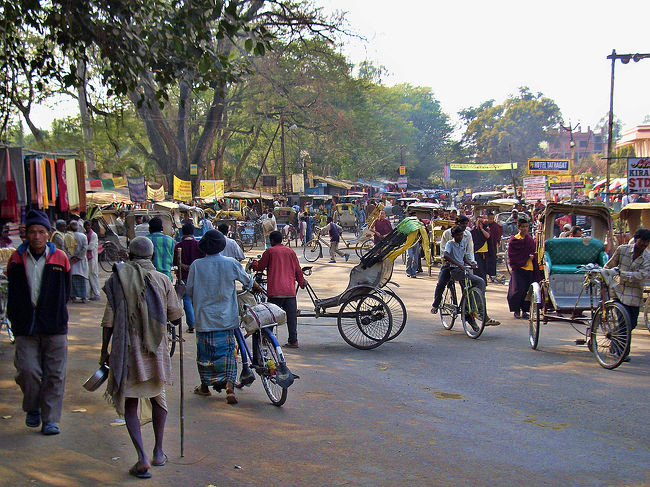 メイン通りの両側にはいろいろな店がずらりと並んでいて賑わいをみせています。