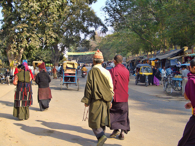 巡礼に来たのか、チベット系の人たちも多い。