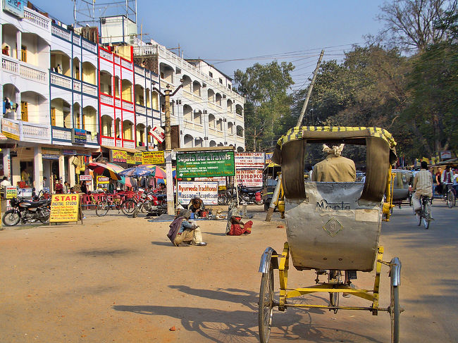たくさんのサイクルリキシャが通りを走り、埃っぽい道ばたには物乞いが座っています。