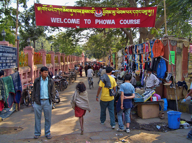 マハーボディ寺院横に並ぶお土産屋。
