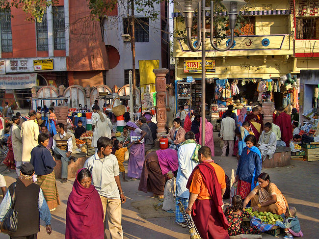 マハーボディ寺院そばのバザール(市場)。
