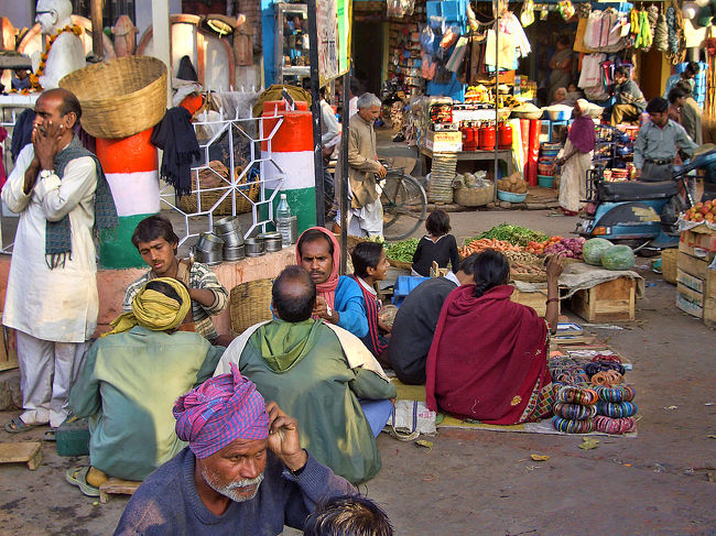 賑わいをみせる市場入り口の一角で商いをする、路上の髭剃り屋。