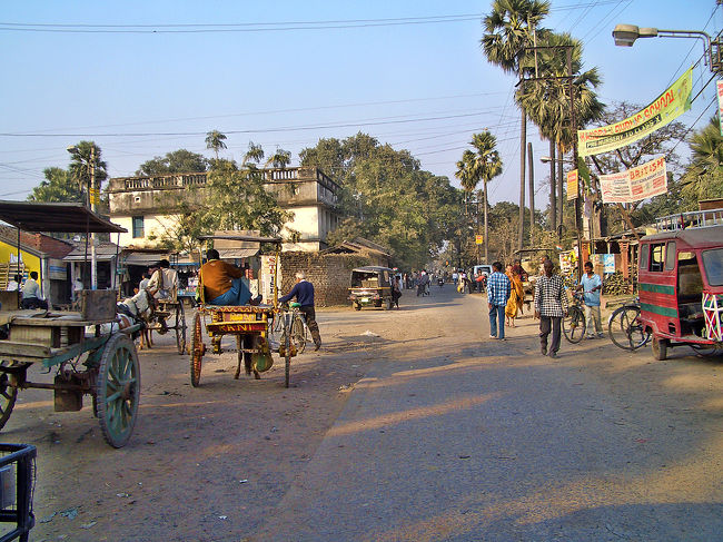 サイクルリキシャが多いが、ロバが引く荷車や馬車もよく見かけます。