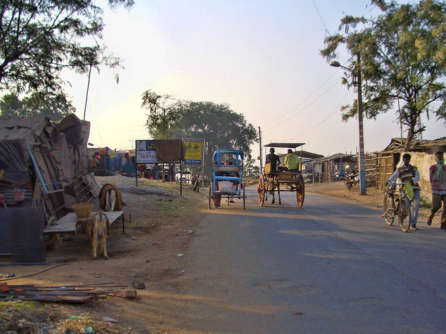 マハーボディ寺院のある中心地には巡礼者や観光客など、多くの人が集まっていくらか賑やかさがあるものの、少し離れるとゆるやかな時間の流れるのどかな村の日常風景があり、何ともいえない味わいがあります。