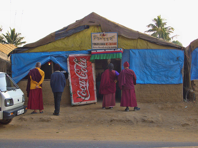 埃の舞う道路沿いには何軒もの土塀のチベット風食堂があります。