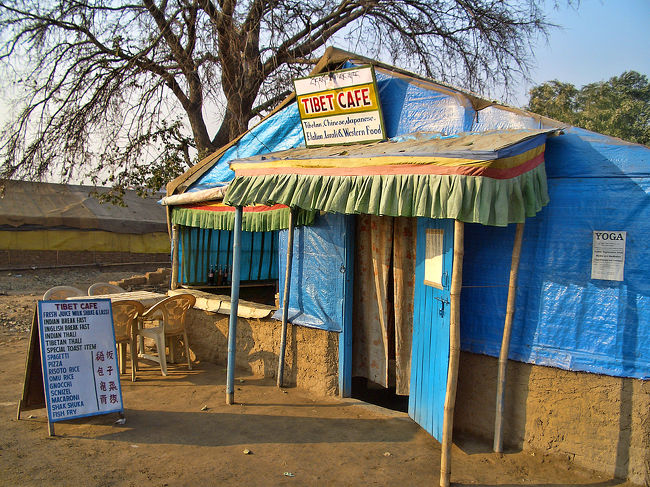 昼下がりの客のいない店内では、店の人たちはテレビで時代物のドラマに見入っていました。