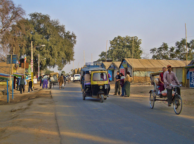オートリキシャが通ると埃が舞い上がる。