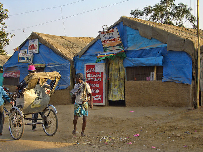 レストランとかカフェとか、シャレた名前の看板を掲げていますが、この辺りには土塀の簡素な作りの小屋のような食堂が軒を連ねています。<br /><br />ここに入って食べる勇気がなかったです。