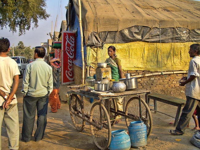 道ばたの露店。<br />これでも店の女主人。