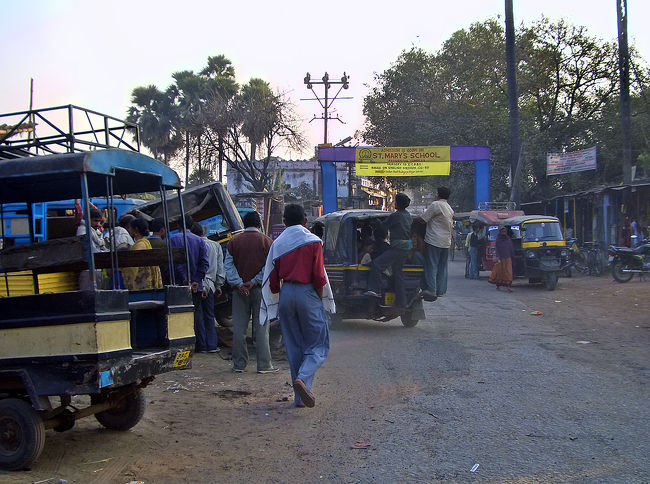 車の後ろにぶら下がったり、車の屋根の上に乗ったりするのはこの辺では珍しくない。
