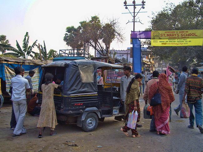 ガヤ方面から着いたばかりのオート三輪車。<br /><br />この辺りは乗り合い自動車の発着所になっているようです。