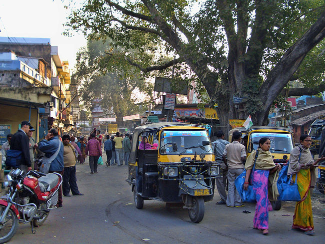 マハーボディ寺院の東横に延びる市場の通り。