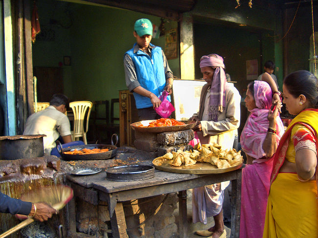 揚げ物の店。<br />手前のはインドの代表的なスナック・サモサで、じゃがいもや挽肉などを小麦粉の皮で包んで揚げている。