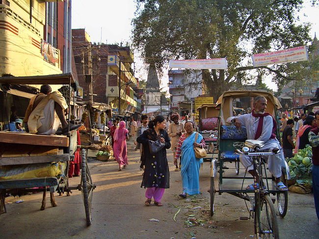 狭い通りの両側に、野菜や食料品、衣類、雑貨などの店が並ぶ。