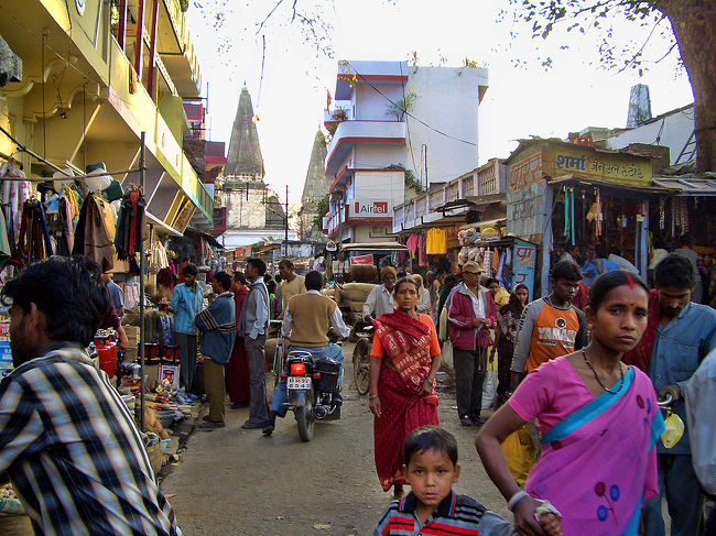 眉間にビンディ(既婚女性がつける)をつけたヒンドゥー教徒の女性。<br /><br />そして髪の分け目には、これも既婚の印の「シンドゥール」と呼ばれる赤い線を引いている。<br /><br />いろんな風習があるもんだな。