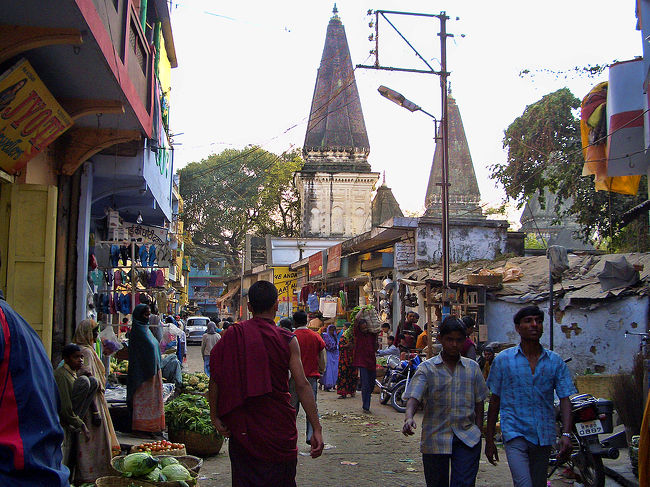 さらに市場を歩いて行きます。