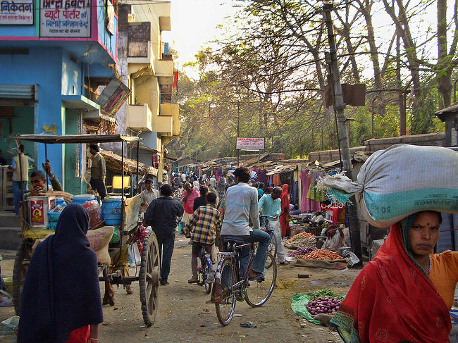 乱雑なバザールの通りは、インド情緒があるってもんです。