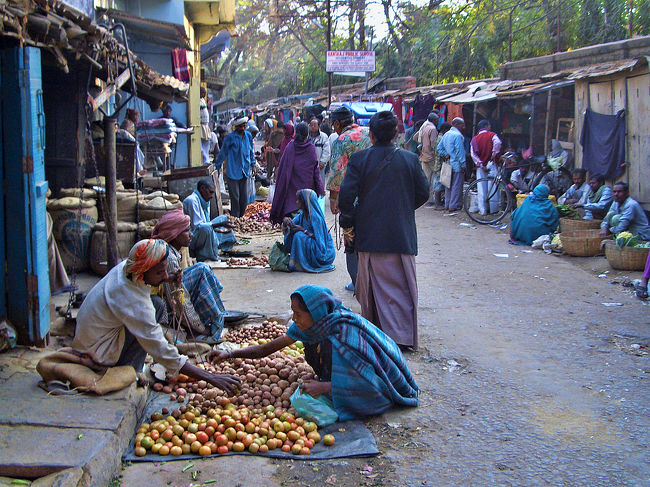 道端に並べられた野菜や果物は量り売り。