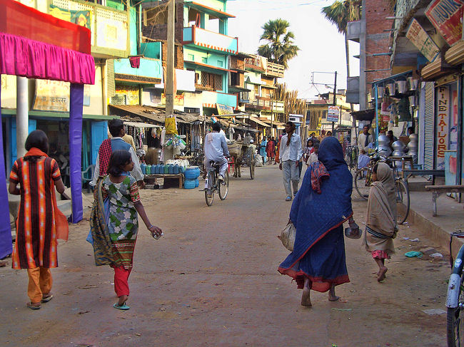 裸足で歩く、物乞いの親子。