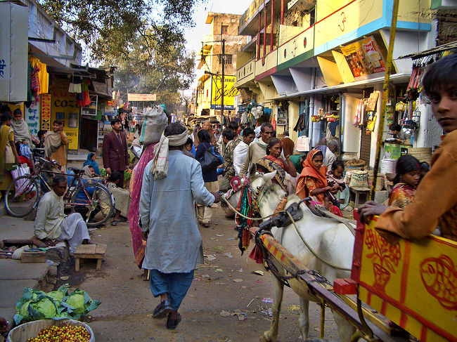 それぞれに目的をもって、狭い市場の通りを行きかう人々。<br /><br />飲んだり食べたり歩いたりするだけの非日常な時間に生きる旅行者は、物珍しさにキョロキョロしながらその様を眺めるだけ。