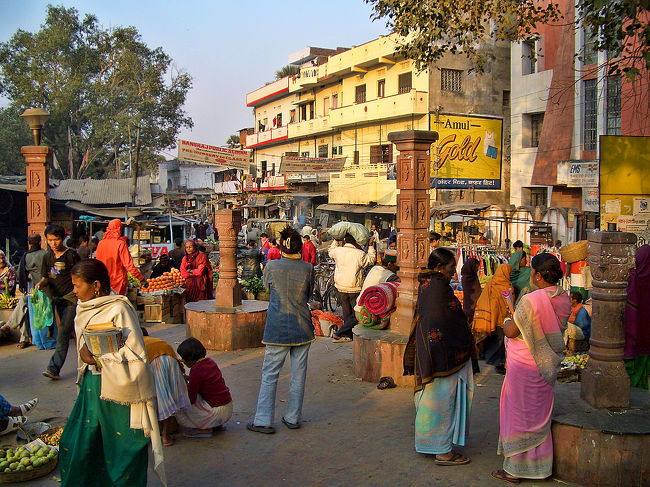 16時半、夕陽に染まる寺院そばのバザール。