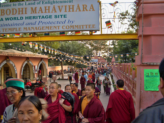 仏陀が悟りを開いた所に建てられたマハーボディ寺院。<br /><br />モンゴル・チベット系の顔立ちをした、えんじ色の服を着た仏教僧がたくさんいました。