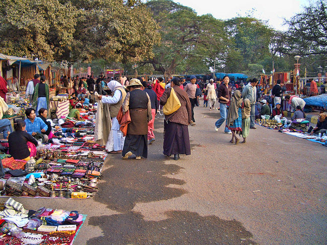 お土産は荷物になるのであまり買わないが、ブッダガヤでは小さな石に彫られた仏陀の像をRs60(\180)で買いました。