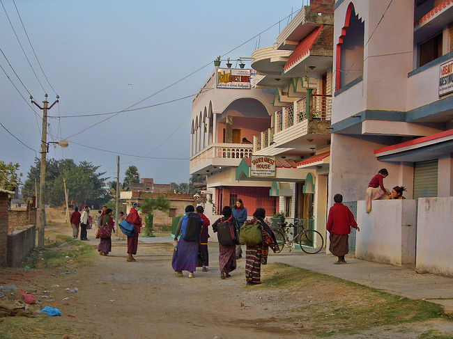 17時過ぎ、一度ゲストハウスに戻ります。<br /><br />この辺りの安宿に泊まっているのか、聖地巡礼に来た人たちの姿もよく見かけます。