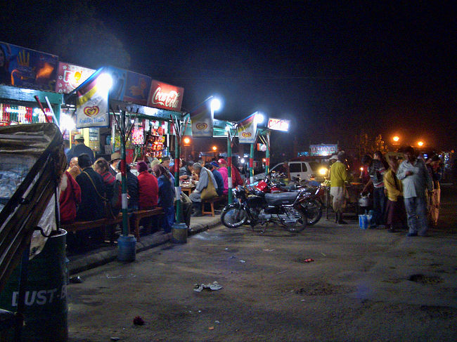 夜のブッダガヤはこれまた暗い。