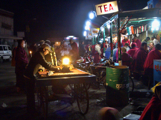 夕食時の18時半、カフェにたむろする仏教僧たち。