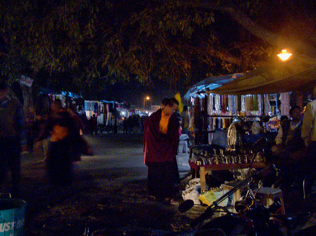 暗いブッダガヤの夜。