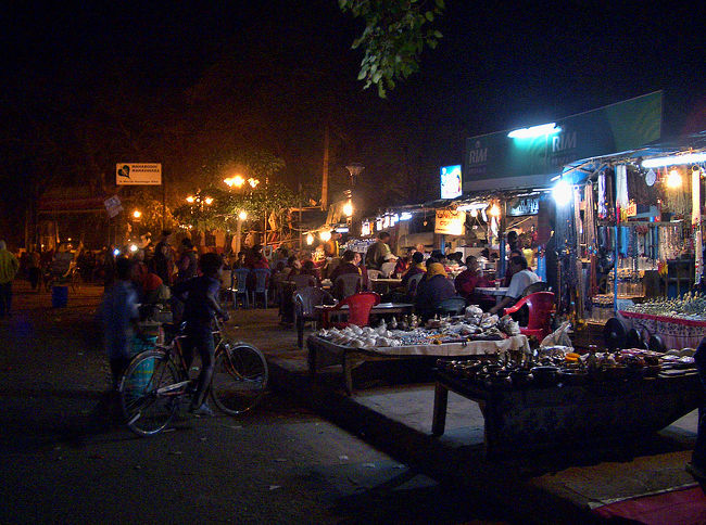 私もカフェで一休みしようか。