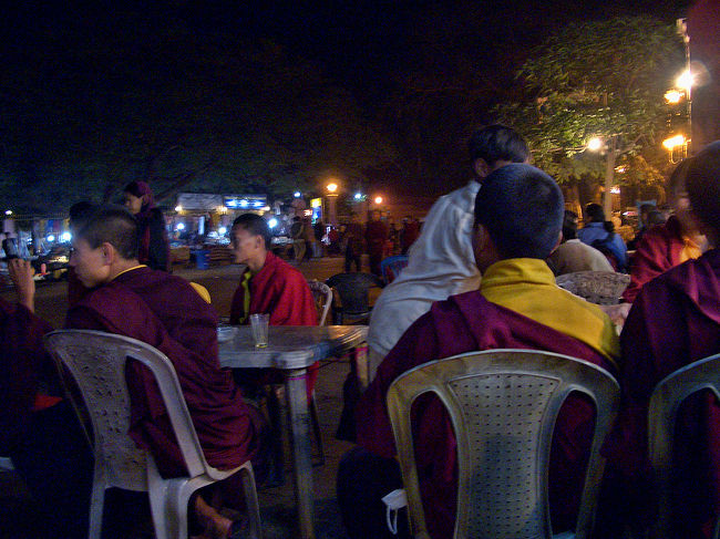 カフェで茶を飲む僧たちに混じってテーブルにつき、1杯Rs3(\9)のチャイをいただきながら、ブッダガヤの夜のひと時を味わいました。