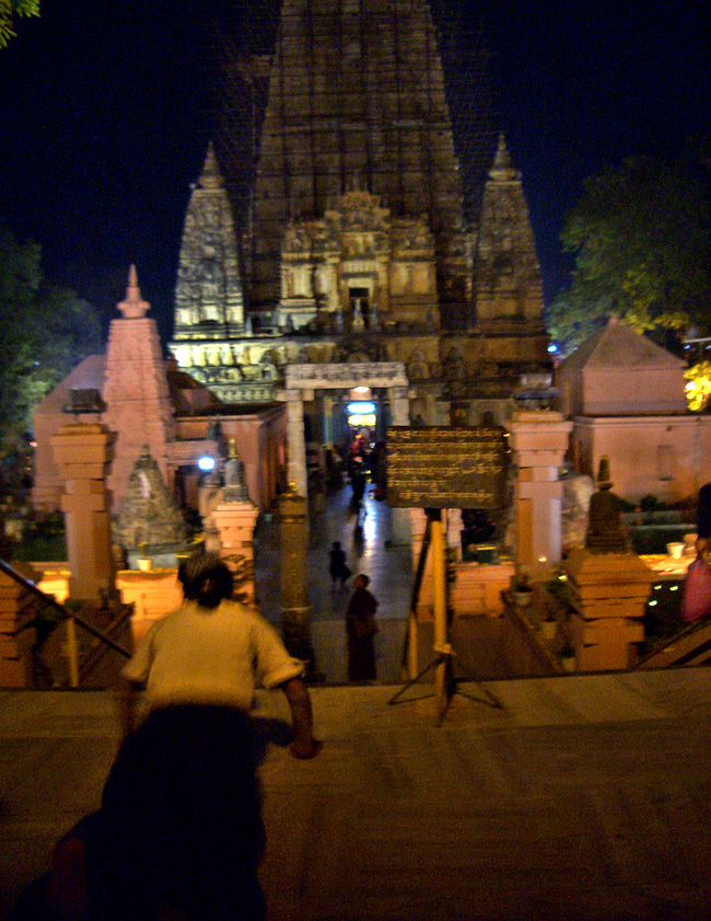 マハーボディ寺院の本殿の大塔に向かって、チベット仏教でよく見られる五体投地でお祈りをする人。