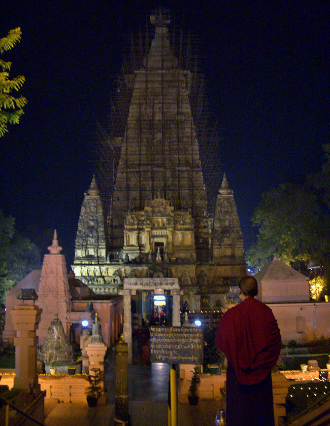 高さ52mのマハーボディ寺院の大塔。<br /><br />アショーカ王が紀元前3世紀頃に最初に寺院を建て、改修・増築を繰り返して、7世紀頃に現在の形となったマハーボディ寺院。