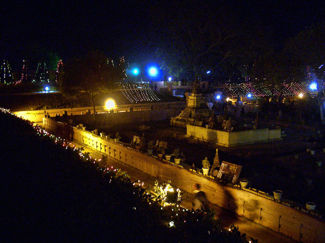 夜になると寺院はたくさんの電飾で彩られます。