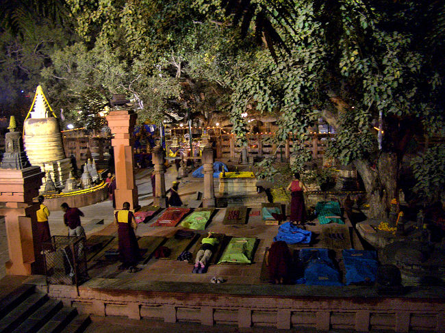 マットを引いて、究極の礼拝法といわれる五体投地を繰り返す人たち。