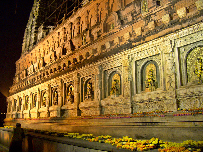 仏像のレリーフが彫られている大塔の周り。