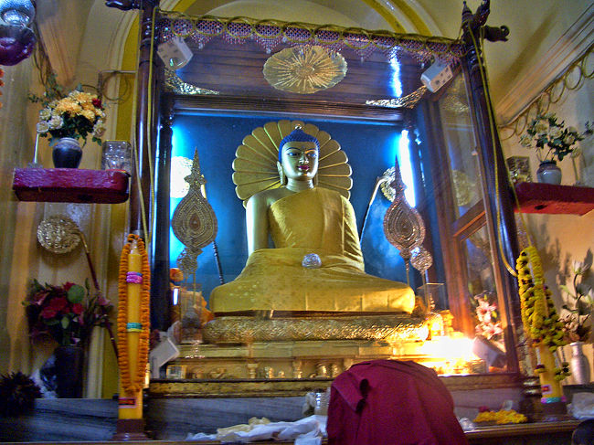 マハーボディ寺院本殿内の金箔張りの仏像。