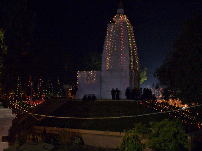 闇に浮かぶ、電飾に飾られた高さ52mの大塔。<br /><br />ちょっぴり肌寒くなってきたブッダガヤの夜。