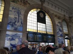 ポルトを代表する駅、サンベント駅に行ってみました。　約２万枚の装飾タイル、アズレージョに彩られたこの駅は、世界でもっとも美しい駅だといわれているそうです。