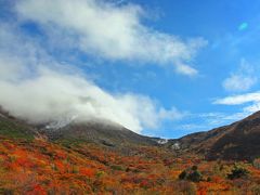風が強く、雲の流れが速い。
那須岳の山頂付近の雲も薄くなったり、濃くなったり…。

なかなかその頂上部の姿を見せてはくれない。
