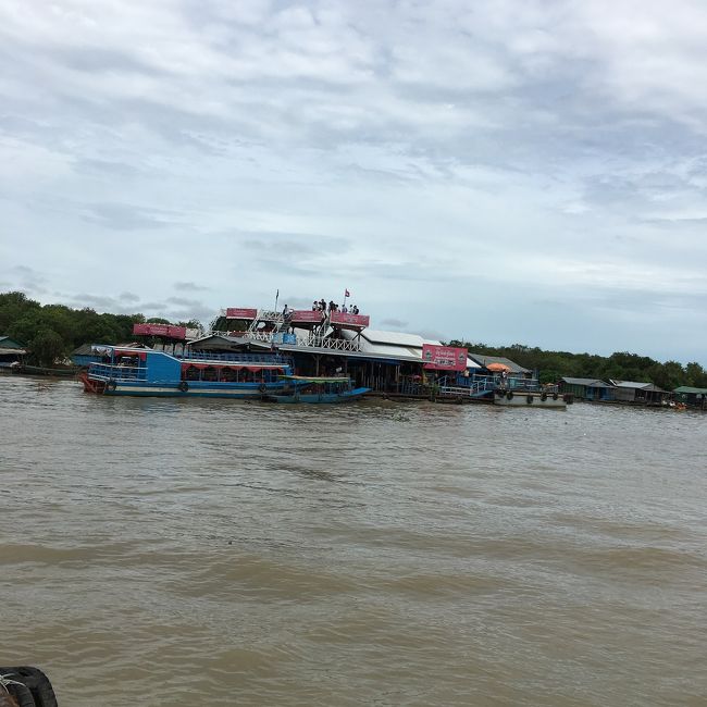 トンレサップ湖の水上生活し風景です。