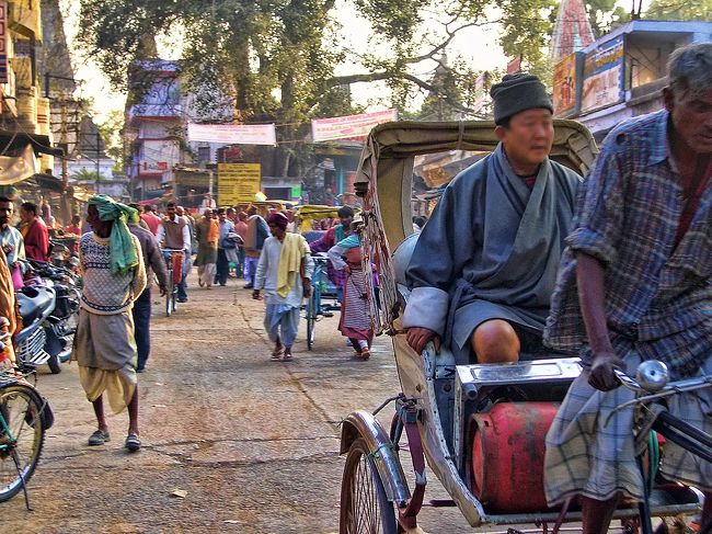 市場の通りを南へ歩いて行きます。