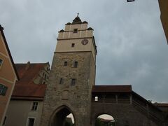 ネルトリンガー門/市製粉所
1400年ぐらいのもので、段状破風は16世紀のものです。
奥のは14世紀に造られた城塞のような市製粉所。今は3D博物館になっています。