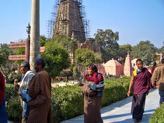 マニ・ラコー(手で回す小型のマニ車)を手に、大塔の周りを歩き続ける人たち。